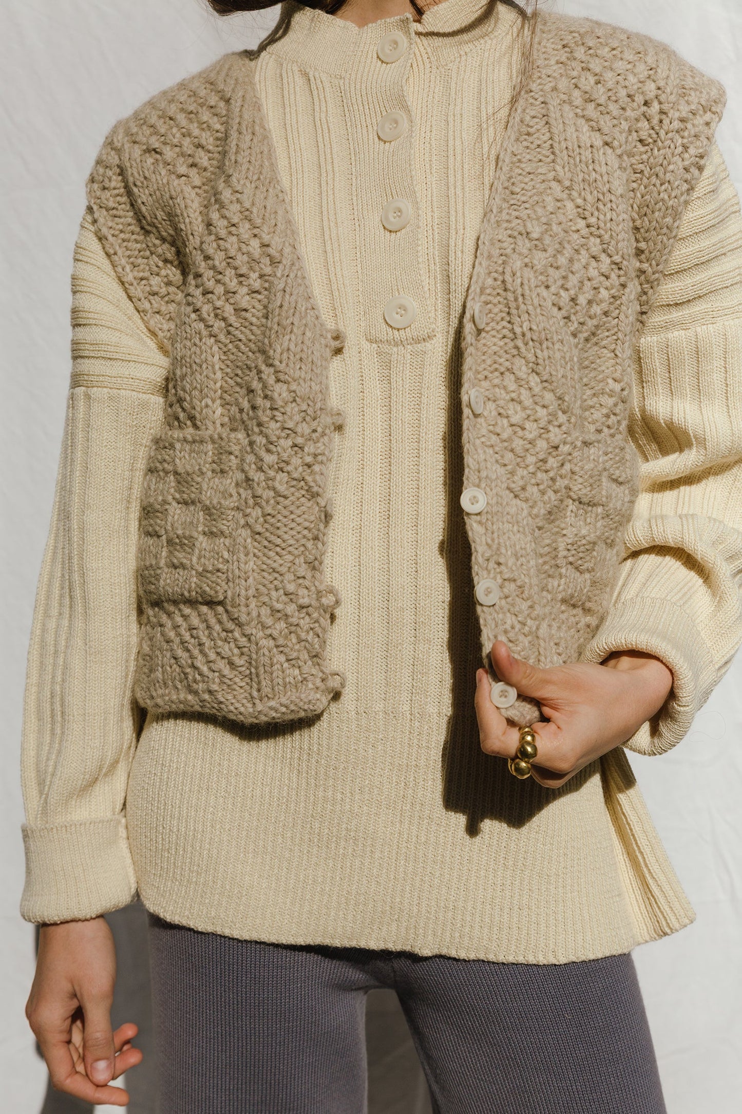 TIO vest cardigan / highland wool / wild oat