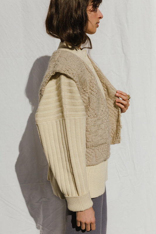 TIO vest cardigan / highland wool / wild oat